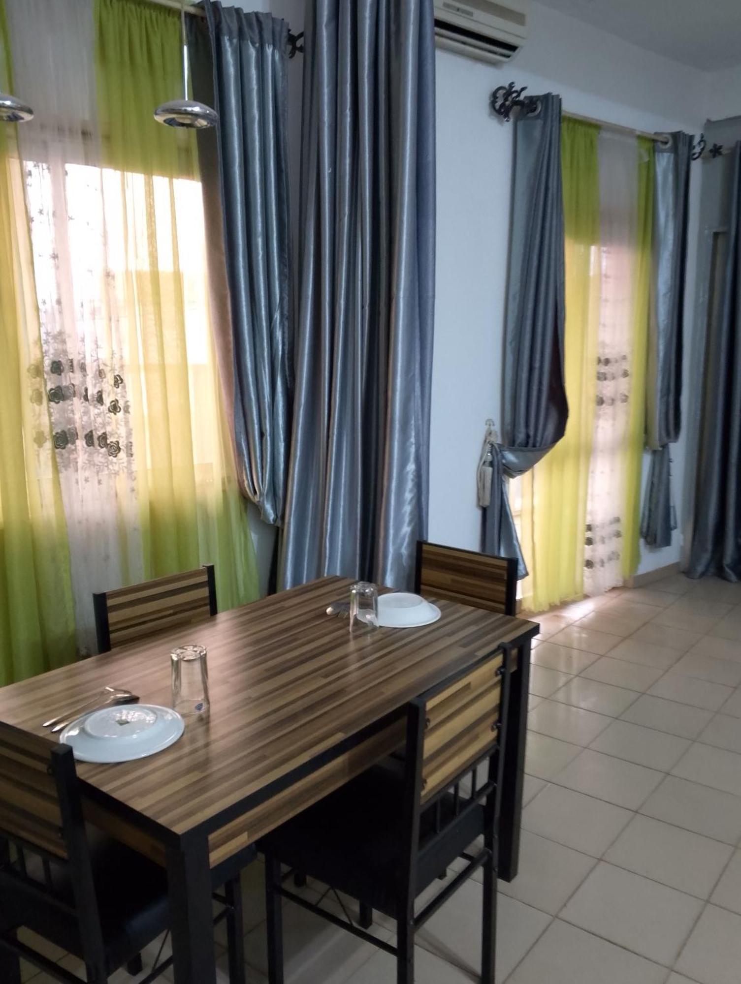 Appart Meuble Le Dakota Yaounde Exterior photo